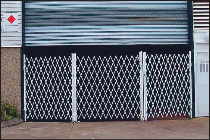 Mobile Trackless Expandable Barrier - 330 x 200cm Black